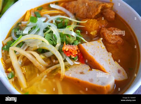  ブンチャー！ダナンで味わう、濃厚な魚介風味と爽やかなハーブのハーモニーが奏でるベトナム風麺料理