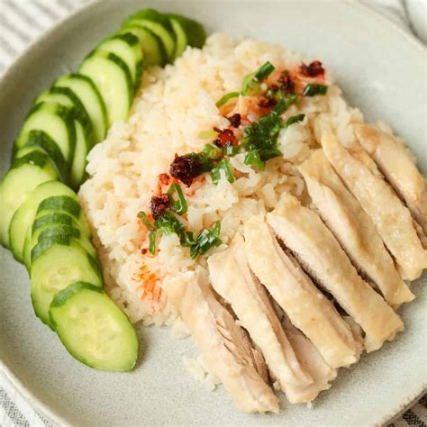    Hainanese Chicken Rice: ジューシーな鶏肉とあっさりとしたスープが織りなす至福のハーモニー！