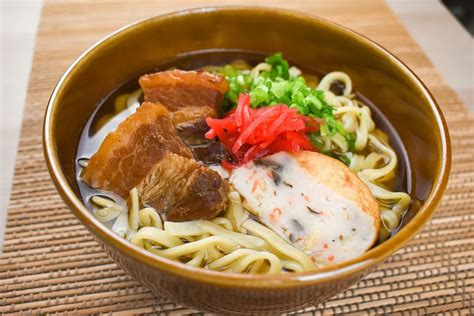  沖縄そば、深いコクと爽やかな麺つゆのハーモニーが織りなす至福の味わい！