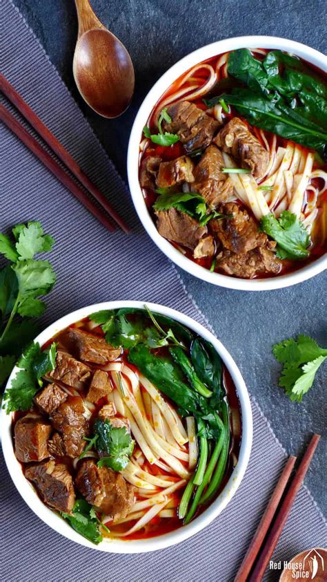  牛肉麺のピリ辛スープが食欲をそそる、濃厚な味わいが魅力！