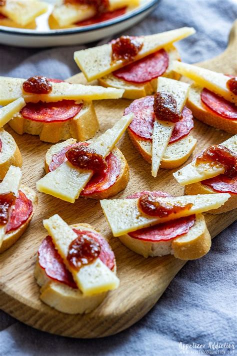  ピンチョスでスペインのバル文化を味わおう！ Manchegoチーズと生ハムが織りなす、一口サイズのスペインの情熱！