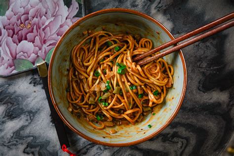   Wuhan 熱乾麺: ピリ辛の麻婆豆腐と香ばしいごま油のコラボレーションがたまらない！