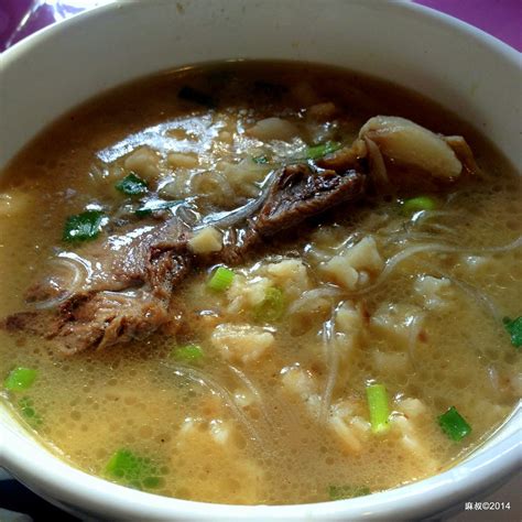  羊肉泡馍：スパイシーなスープにフワフワの麺！